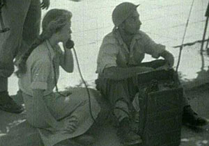 חיילת משתמשת במכשיר קשר, שנות ה-50. צילום: אתר חיל הקשר והתקשוב