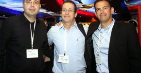 מימין: תומר פרידור, מנהל הפעילות העסקית של אווייה ישראל; אופיר בר אוריין, מנהל חטיבת התקשורת של י.א. מיטווך; ושי עטיה, מנהל מחלקת מכירות NCR ב-י.א. מיטווך
