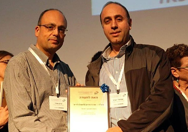 מימין: רביד שמואלי מנהל אגף מערכות מידע ומחשוב ברשות מקרקעי ישראל, ואילן ספיר, מנהל פרויקט מימ"ד, עם התעודה
