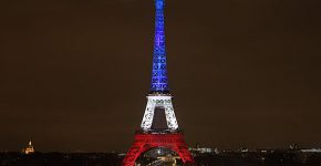 מגדל אייפל צבוע בצבעי דגל צרפת - הטריקולור - בעקבות פיגועי הטרור בפריז. צילום:Divulgação Prefeitura de Paris, מתוך ויקיפדיה