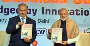 מימין: ראש ממשלת הודו, נדנדרה מודי, וראש הממשלה, בנימין נתניהו, אוחזים בברושור של הקרן. צילום: ד"ר ארבינדה מיטרה, DST, הודו