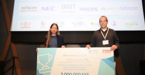 מייסדי Diagnoz.me, תמיר אפשטיין ואריאל ליבנה, מקבלים את הפרס. צילום: ניב קנטור