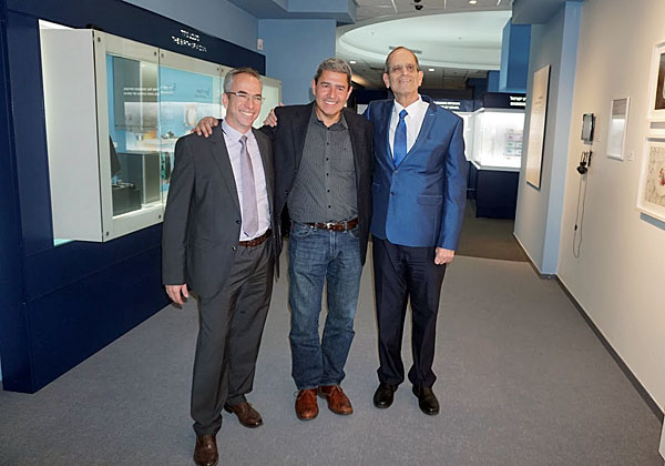 מימין: חזי כאלו, מנכ"ל בנק ישראל; מוטי גוטמן, מנכ"ל מטריקס; ואבנר זיו, מנמ"ר בנק ישראל. צילום: פלי הנמר