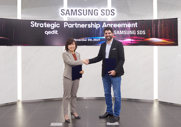 יונתן רואש, מנכ"ל QEDIT, וג'יני הונג, סגנית הנשיא ומנהלת מרכז הבלוקצ'יין ב-Samsung SDS, במעמד החתימה על ההסכם. צילום: יח"צ