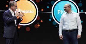 מימין: ג'ו ביידה, מהנדס ראשי ב-VMware העולמית יחד עם פט גלסינגר המנכ"ל על הבמה המרכזית ביום הראשון לכנס. צילום: ג'ק מורטון