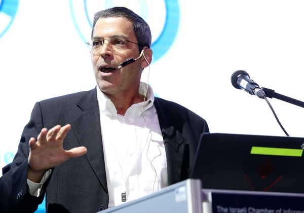 עידו ליפשיץ, סמנכ"ל ערוצי שיווק ולקוחות אסטרטגיים בחברת CGS Tower Networks, בהרצאתו בוועידת ישראל לטכנולוגיות המידע 2019. צילום: ניב קנטור