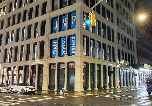מרכז הסייבר הבינלאומי של ניו יורק בליל הפתיחה - השלט הגדול על הבניין המיועד, שניצב לו בפינת הרחובות קרוסבי וגרנד, באזור העכשווי – הסוהו של ניו-יורק. צילום: פלי הנמר