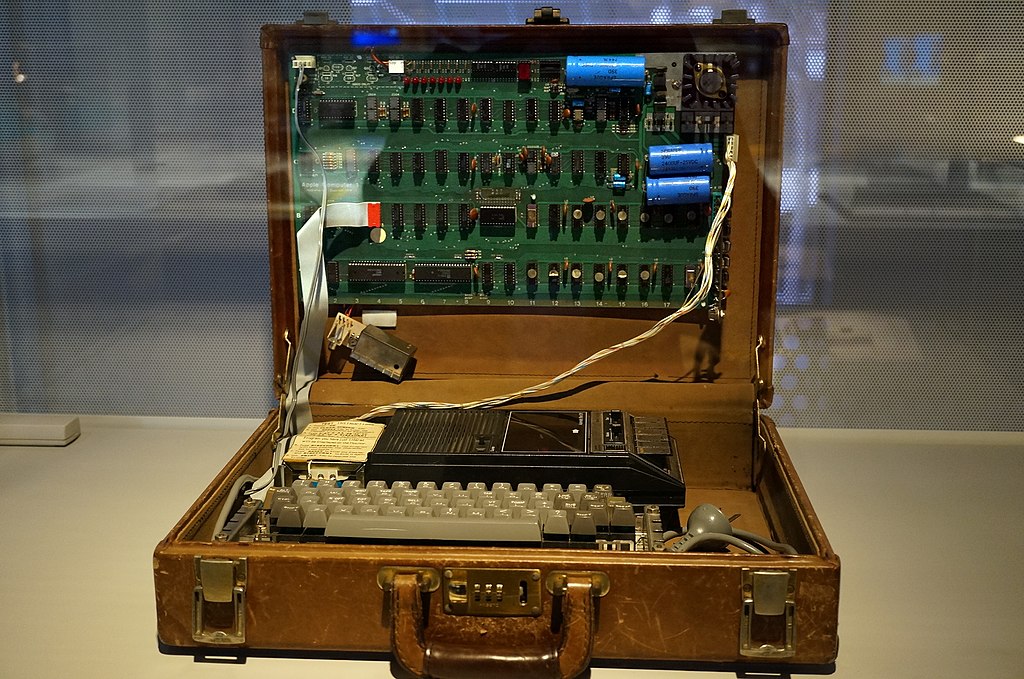 מחשב Apple I מקורי מ-1976 במזוודה. מאוסף Powerhouse Museum שבסידני.