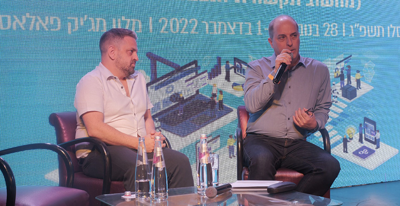 זאב שניר מנס טכנולוגיות מראיין את קובי נח, מנמ"ר עיריית רמת גן, בכנס המנמ"רים של הרשויות המקומיות.