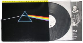 לוגו האלבום ומסקנות שגויות בנוגע לצבעי הקשת שבו הסעירו את המדיה החברתית. האלבום המפורסם של פינק פלויד, 'The Dark Side Of The Moon'.